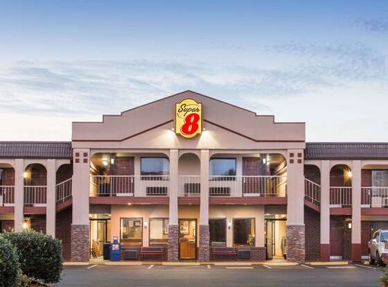Super 8 by Wyndham Wytheville allows check-in for 18 year-old guests