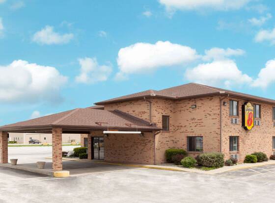 Super 8 by Wyndham Gilman allows check-in for 18 year-old guests