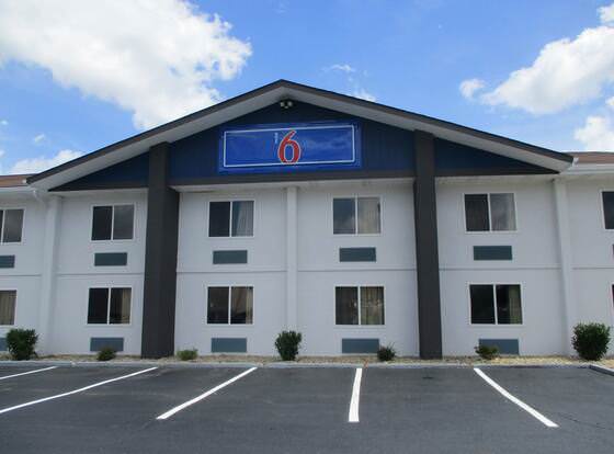 Motel 6 Chattanooga, TN - Airport allows check-in for 18 year-old guests