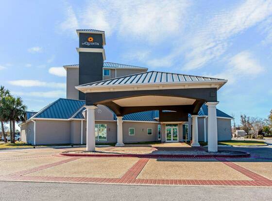 La Quinta Inn & Suites by Wyndham Panama City allows check-in for 18 year-old guests