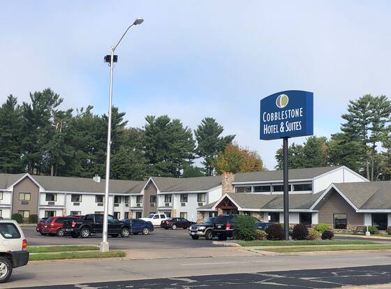 Cobblestone Hotel & Suites – Wisconsin Rapids allows check-in for 18 year-old guests