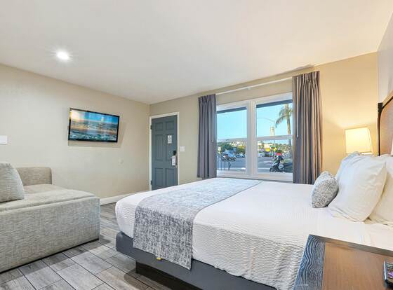 Hotel Point Loma allows check-in for 18 year-old guests