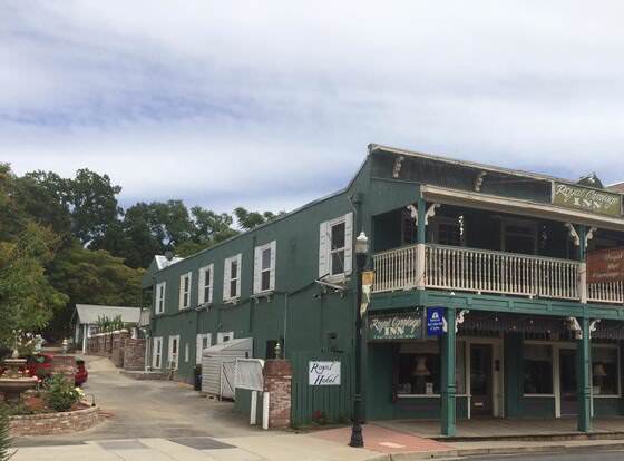 Americas Best Value Inn & Suites Royal Carriage allows check-in for 18 year-old guests