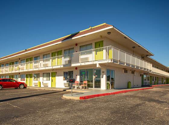 Marifah Inn Sweetwater, TX allows check-in for 18 year-old guests