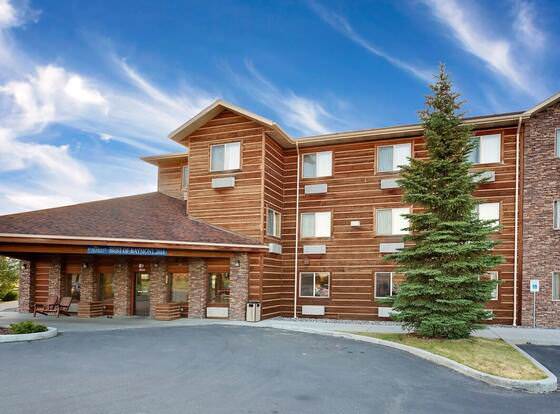  Pinedale Hotel & Suites allows check-in for 18 year-old guests