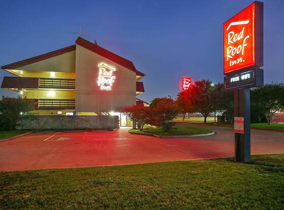 Red Roof Inn Dallas - DFW Airport North allows check-in for 18 year-old guests