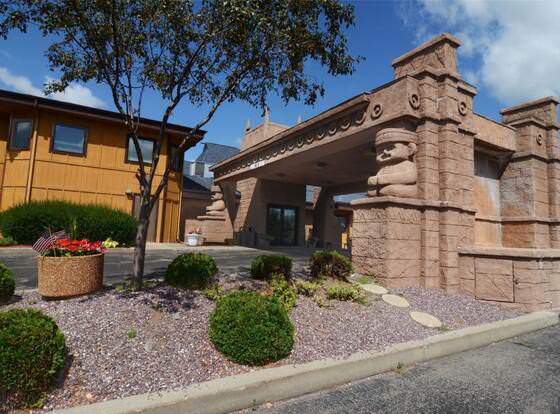 Polynesian Hotel Wisconsin Dells- Near Noah's Ark allows check-in for 18 year-old guests