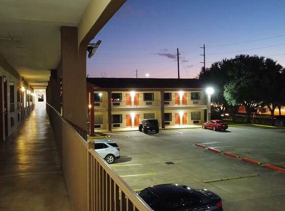 Grand Villa Inn Galleria allows check-in for 18 year-old guests