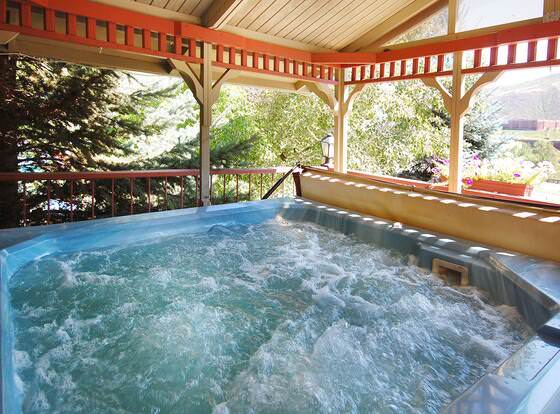 Rodeway Inn Glenwood Springs Area allows check-in for 18 year-old guests