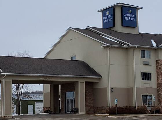 Cobblestone Suites - Ripon allows check-in for 18 year-old guests