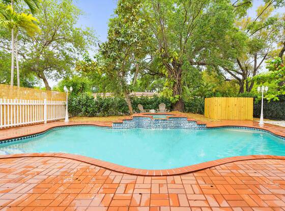 "Fantastic House 5min to Brickell w/ Pool & Tub". allows check-in for 18 year-old guests