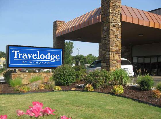 Travelodge by Wyndham Coffeyville allows check-in for 18 year-old guests