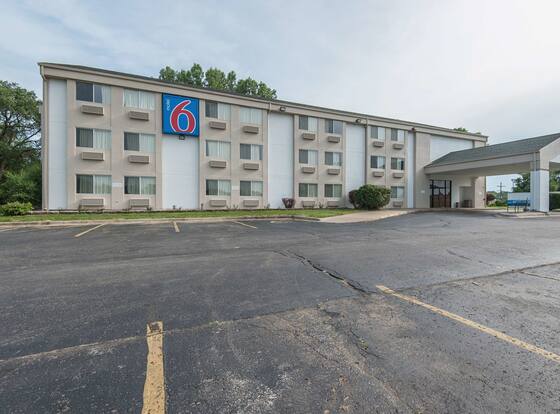 Motel 6 Lawrence, KS allows check-in for 18 year-old guests