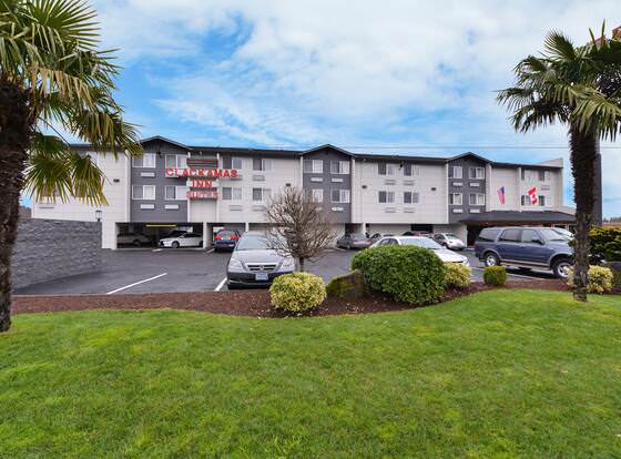 Clackamas Inn & Suites allows check-in for 18 year-old guests