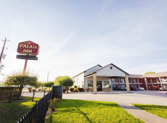 Palace Inn Baytown Spur TX-330 allows check-in for 18 year-old guests