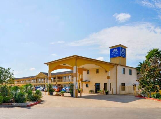 Americas Best Value Inn & Suites Waller Prairie View allows check-in for 18 year-old guests