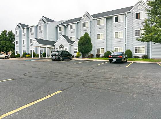 Motel 6 Sycamore, IL allows check-in for 18 year-old guests