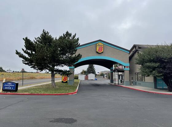 Super 8 by Wyndham Flagstaff I-40 Ex 198 Lucky Lane allows check-in for 18 year-old guests