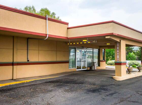 Econo Lodge And Suites Shamokin Dam - Selinsgrove allows check-in for 18 year-old guests
