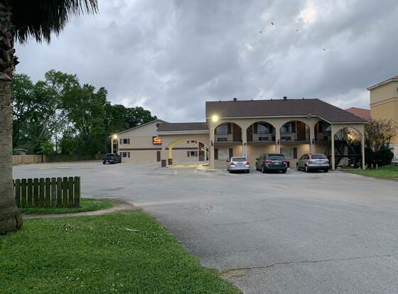 Super 7 allows check-in for 18 year-old guests