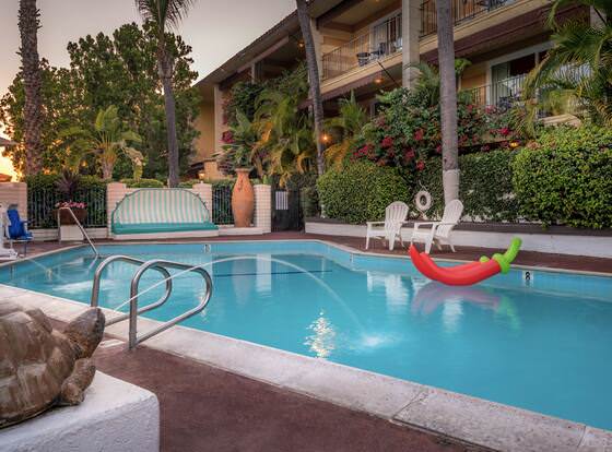 Hotel Pepper Tree Boutique Kitchen Studios - Anaheim allows check-in for 18 year-old guests