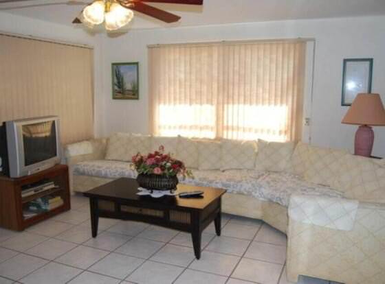 Bonita Shores Cottage - Weekly allows check-in for 18 year-old guests