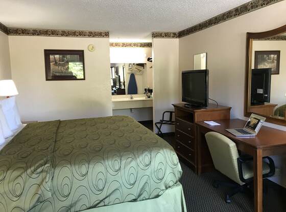 Clairmont Inn & Suites Warren allows check-in for 18 year-old guests