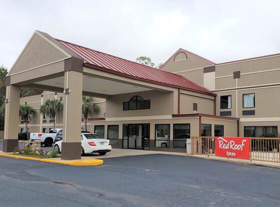 Red Roof Inn Moss Point allows check-in for 18 year-old guests