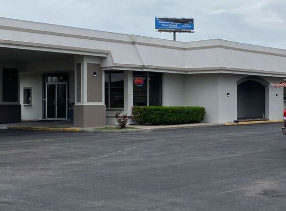 Studio 6 Rosenberg, TX allows check-in for 18 year-old guests