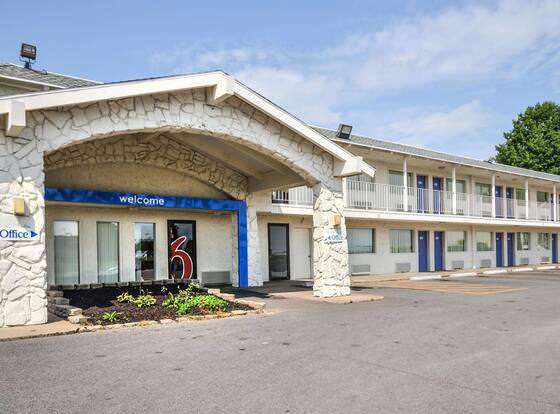 Motel 6 Saint Joseph, MO allows check-in for 18 year-old guests