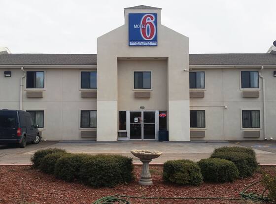 Motel 6 Elk City, OK allows check-in for 18 year-old guests