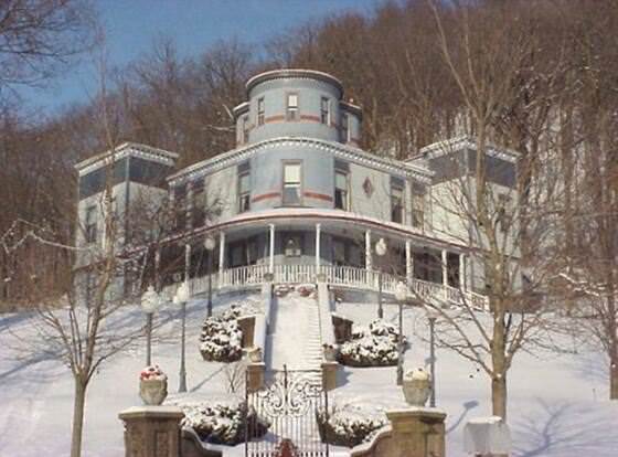 Mont Rest Inn allows check-in for 18 year-old guests