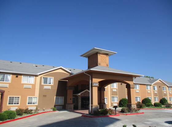 Best Western Emporia Inn allows check-in for 18 year-old guests