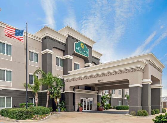 La Quinta Inn & Suites by Wyndham Corpus Christi-N Padre Isl allows check-in for 18 year-old guests