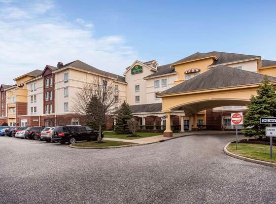 La Quinta Inn & Suites by Wyndham Islip - MacArthur Airport allows check-in for 18 year-old guests