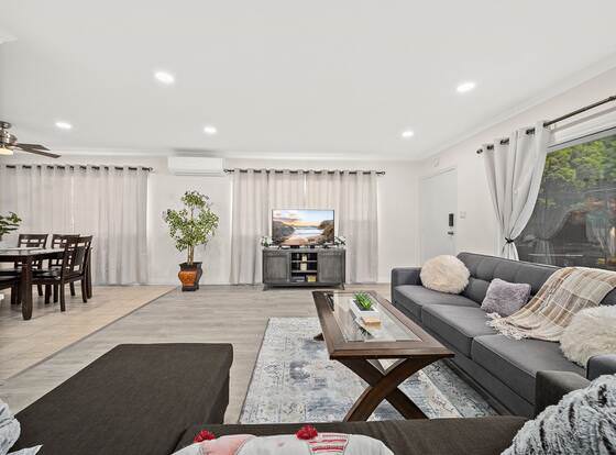 Sun-Soaked Oasis- 15min to Downtown LA allows check-in for 18 year-old guests