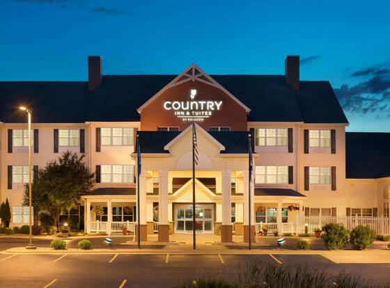 Country Inn & Suites by Radisson, Appleton North, WI allows check-in for 18 year-old guests