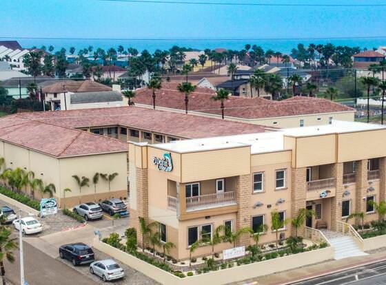 El Delfín Lodge allows check-in for 18 year-old guests