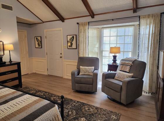 Butterfield Inn Main Street Cottages allows check-in for 18 year-old guests