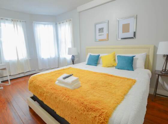 Lovely 3-Bedroom Apt with free parking allows check-in for 18 year-old guests