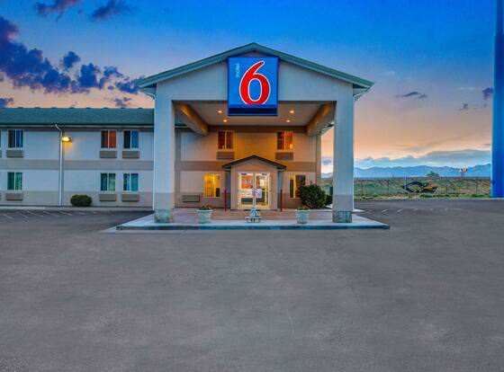 Motel 6 Beaver, UT allows check-in for 18 year-old guests