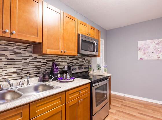 Cute Cozy Bungalow Down Town Jacuzzi allows check-in for 18 year-old guests