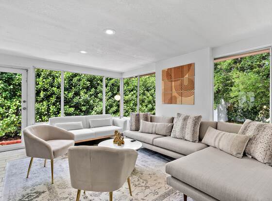 Design District Luxe 3BD Home allows check-in for 18 year-old guests