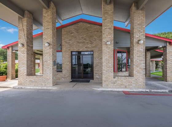 Americas Best Value Inn Lockhart allows check-in for 18 year-old guests