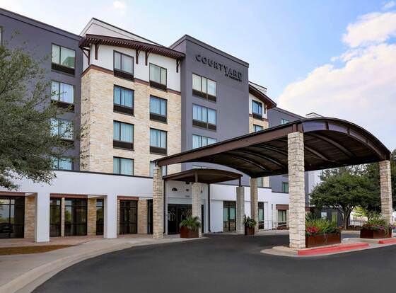 Courtyard by Marriott Austin Airport allows check-in for 18 year-old guests