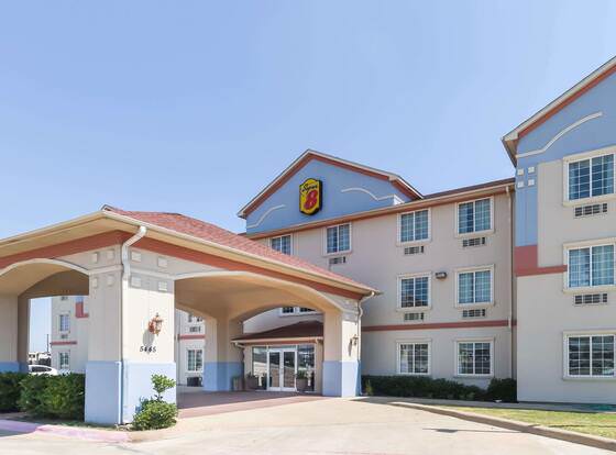 Super 8 by Wyndham Alvarado allows check-in for 18 year-old guests