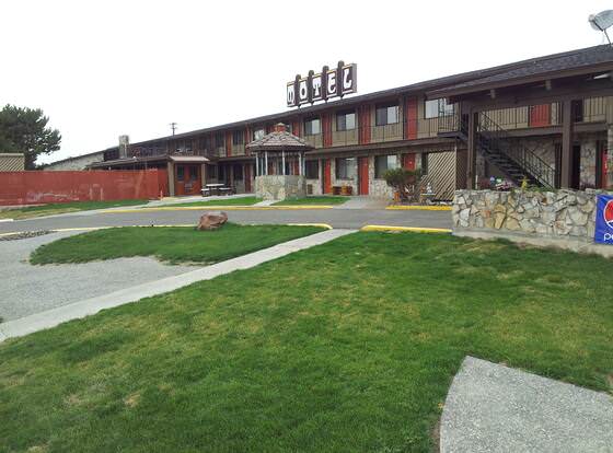 Richland Inn and Suites allows check-in for 18 year-old guests