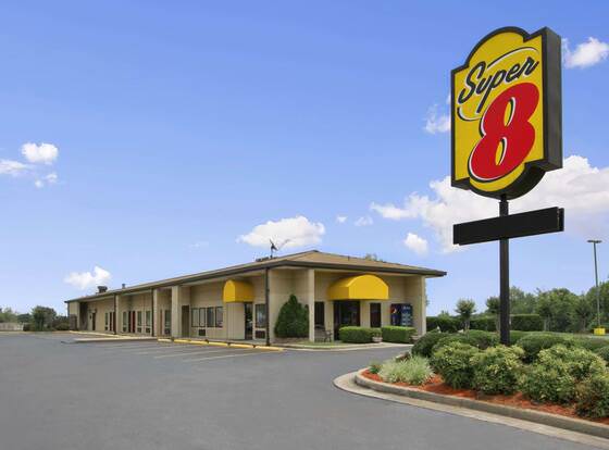 Super 8 by Wyndham Tupelo Airport allows check-in for 18 year-old guests