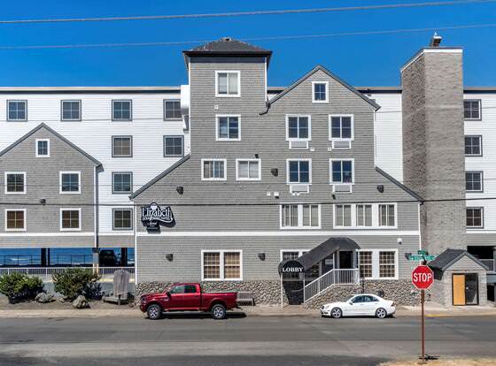 Elizabeth Oceanfront Suites, Ascend Hotel Collection allows check-in for 18 year-old guests