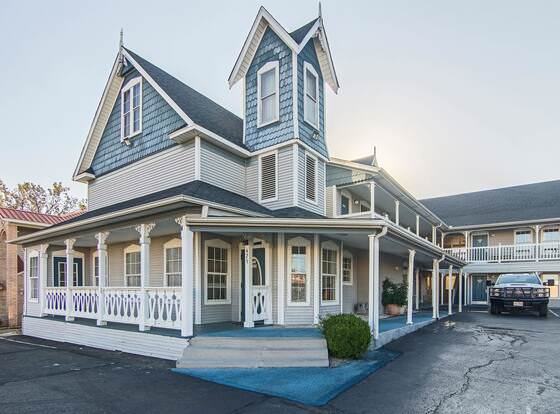 Motel 6 Paris, TX allows check-in for 18 year-old guests